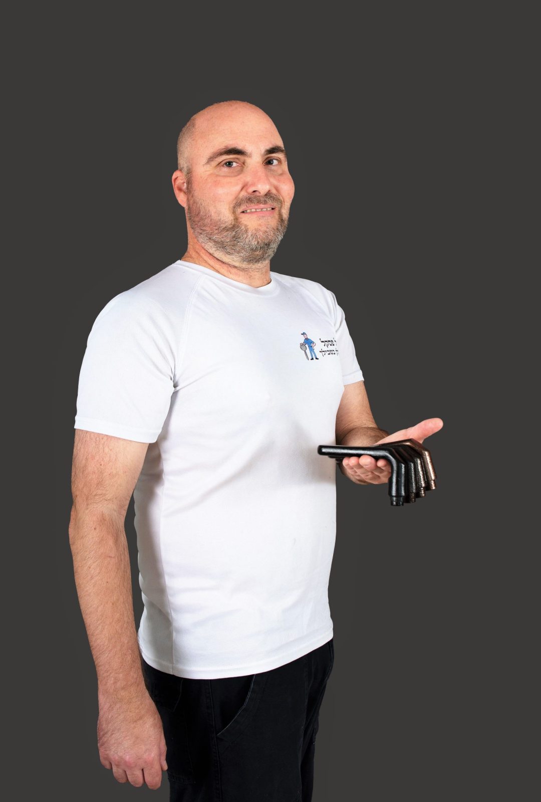 גיל פסקל המנעולן מחזיק ידיות