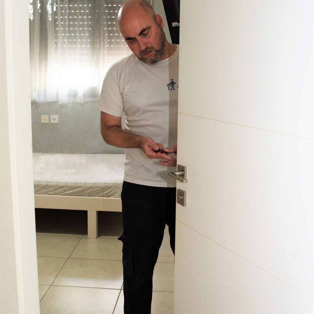 גיל פסקל המנעולן בשבילך באזור השרון והסביבה תיקון דלת ביתית