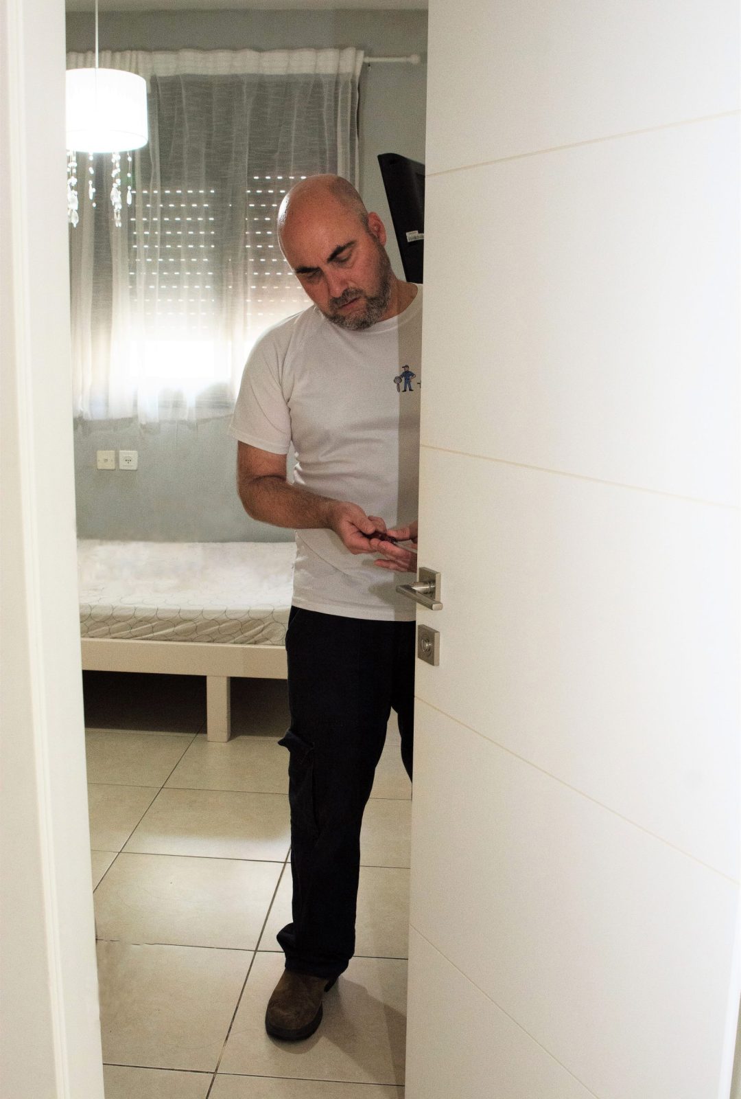 גיל פסקל המנעולן בשבילך באזור השרון והסביבה תיקון דלת ביתית