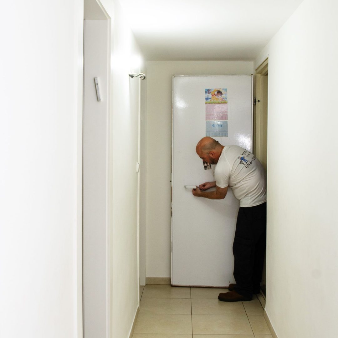 גיל פסקל המנעולן בשבילך באזור השרון והסביבה תיקון דלת ביתית
